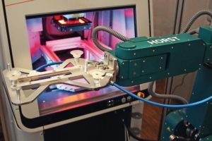 Lasermarkieren: Roboter von Fruitcore platziert das Instrument