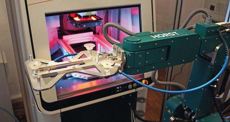 Lasermarkieren: Roboter von Fruitcore platziert das Instrument