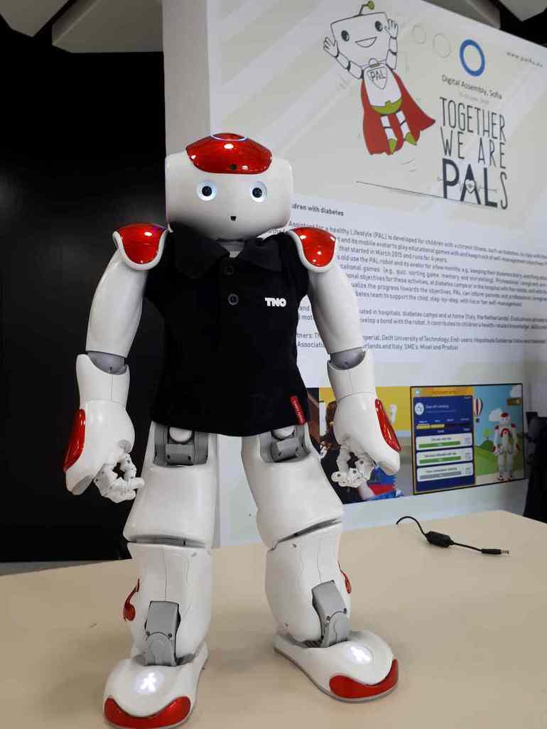 Roboter erzieht Kinder zu richtigem Verhalten