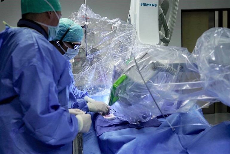 Erste robotergestützte Herzkatheter-OP mit Siemens-Healthineers-System