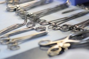 KI behält den Überblick über chirurgische Instrumente