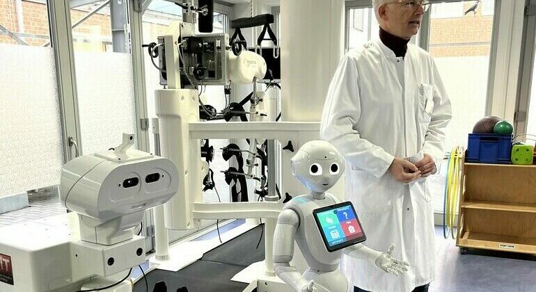 20221206_Roboter_in_der_Klinik_Prof._Schulz_Rose_Pepper.jpg