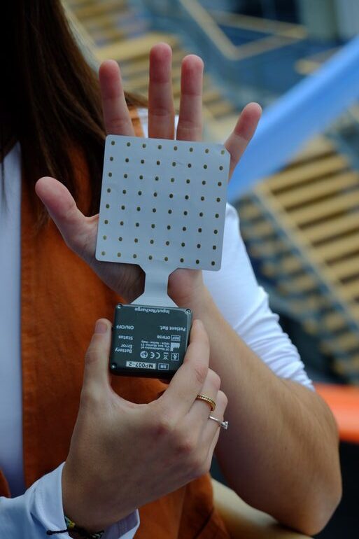 Sensor plus KI: Intuitiver greifen mit der Handprothese