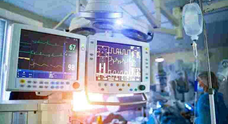 Intensive_care_emergency_room_with_artificial_lung_ventilation_monitor_in_the_intensive_care_unit._Ventilation_of_the_lungs_with_oxygen._COVID-19_and_coronavirus_identification._Pandemic.