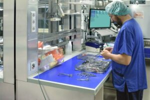 KI-Bilderkennung: Chirurgieinstrumente im OP-Sieb checken