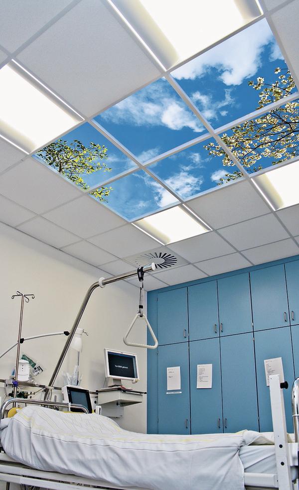 Patienten entspannen beim Blick ins Himmelsfenster