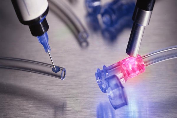 Farbe und Fluoreszenz kennzeichnen sichere Katheter-Verklebungen