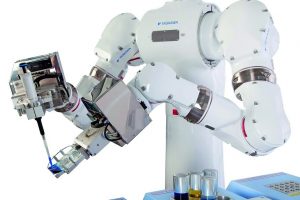 Mensch und Roboter arbeiten gemeinsam für den Patienten