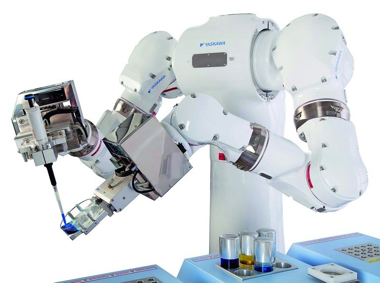Mensch und Roboter arbeiten gemeinsam für den Patienten