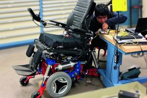 Rollstuhl erklimmt Hindernis nach Raupenart