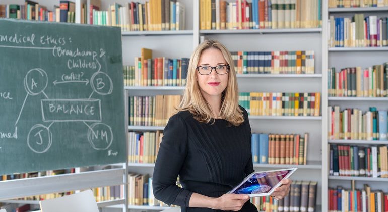 Alena_M._Buyx,_Professorin_für_Ethik_der_Medizin_und_Gesundheitstechnologien_an_der_Technischen_Universität_München_(TUM)_in_ihrem_Büro.__ENGLISH_VERSION:_Alena_M._Buyx,_Professor_of_Ethics_in_Medicine_and_Health_Technologies_at_the_Technical_University_o