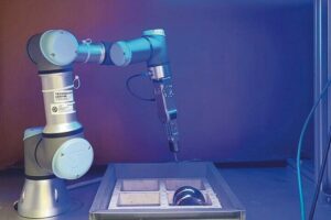 Bildverarbeitung plus Robotik für das Handling von Implantaten