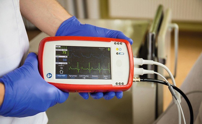 EKG, Blutdruck und SpO2 in einem Gerät