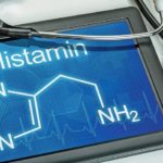 Tablet_mit_der_chemischen_Strukturformel_von_Histamin