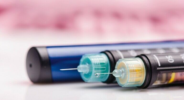 Insulin_pen_against_white_background_