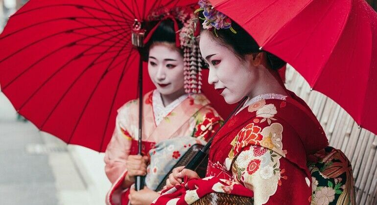 Maiko_geisha_walking_on_a_street_of_Gion_in_Kyoto_Japan