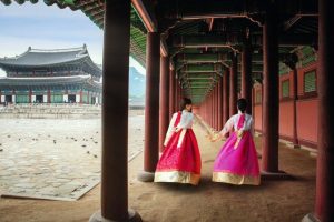 Korean_lady_in_Hanbok_or_Korea_gress_and_walk_in_an_ancient_town_and_Gyeongbokgung_Palace_in_seoul,_Seoul_city,_South_Korea.
