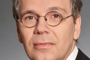 Joachim M. Schmitt übergibt Geschäftsführung des BVMed an Marc-Pierre Möll