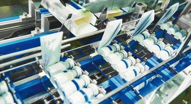 pharmaceutical_bottle_packing_production_line_conveyer_at_manufacture_pharmacy_factory