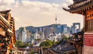 Traditionelle Hanok und moderne Architektur liegen in Seoul nicht weit auseinander