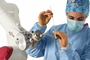 Roboter unterstützt im OP und im Labor