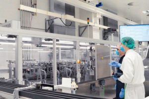 Reagenzbehälter werden bei Wirthwein Medical im Reinraum vollautomatisiert montiert