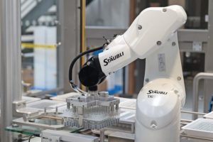Drei Roboter von Stäubli für die Automatisierung beim Spritzenhandling