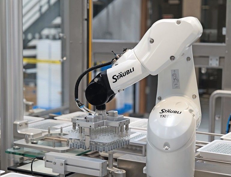 Drei Roboter fürs schnelle präzise Spritzenhandling